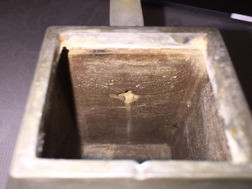 Une thei&egrave;re en gr&egrave;s de Yixing, &eacute;tain grav&eacute; et jade, Chine, 19&egrave;me