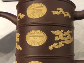 Une verseuse couverte de type Duomuhu en gr&egrave;s de Yixing, Chine, Kangxi