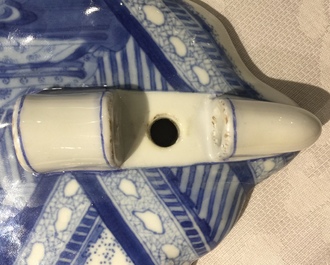 Une rare applique murale en porcelaine de Chine bleu et blanc, Kangxi
