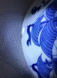 Een paar Chinese blauwwitte koppen en schotels voor de Franse markt, Kangxi