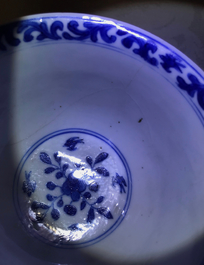 Een paar Chinese blauwwitte koppen en schotels voor de Franse markt, Kangxi