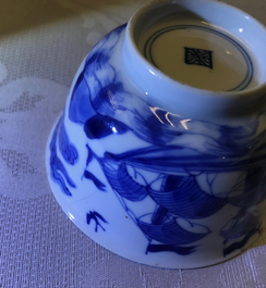 Een paar Chinese blauwwitte koppen en schotels voor de Franse markt, Kangxi