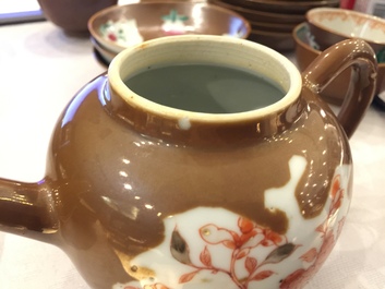 A Chinese Imari style capucin ground teapot and 17 cups and saucers, Qianlong