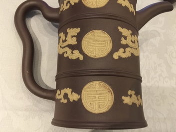 Une verseuse couverte de type Duomuhu en gr&egrave;s de Yixing, Chine, Kangxi