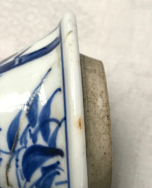 Een paar Chinese blauwwitte dekselvazen met vogels op bamboe, Kangxi