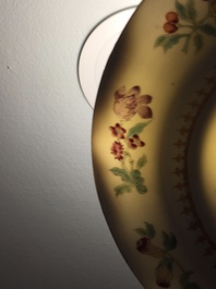 Een paar Chinese famille rose borden met wapen van Johnstone voor de Engelse markt, Qianlong
