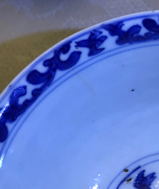 Een paar Chinese blauwwitte koppen en schotels voor de Franse markt, Kangxi