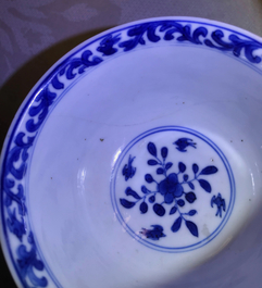 Een paar Chinese blauwwitte koppen en schotels voor de Franse markt, Kangxi