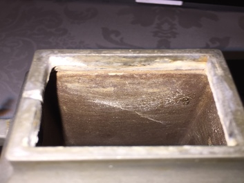 Une thei&egrave;re en gr&egrave;s de Yixing, &eacute;tain grav&eacute; et jade, Chine, 19&egrave;me