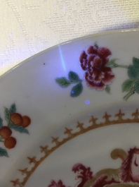 Een paar Chinese famille rose borden met wapen van Johnstone voor de Engelse markt, Qianlong