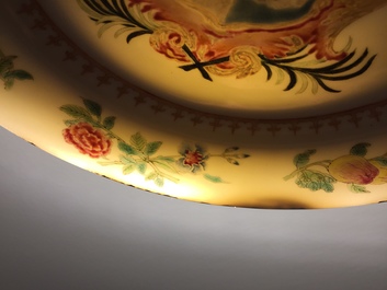 Een paar Chinese famille rose borden met wapen van Johnstone voor de Engelse markt, Qianlong