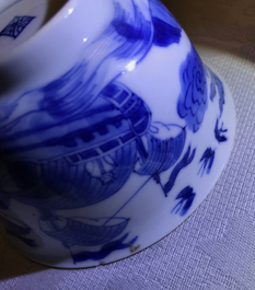 Een paar Chinese blauwwitte koppen en schotels voor de Franse markt, Kangxi