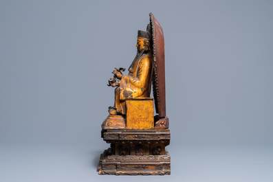 Een grote Chinese vergulde en ingelegd bronzen figuur van Zhenwu op verguld houten basis, Ming
