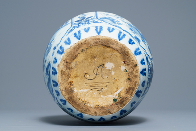 Een blauwwitte Delftse pot met chinoiserie decor, eind 17e eeuw