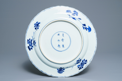 Een Chinese blauwwitte schotel met floraal decor, Kangxi merk en periode
