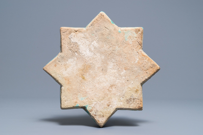 Un carreau en forme d'&eacute;toile de type Lajvardina &agrave; fond turquoise, Kashan, Iran, 13&egrave;me