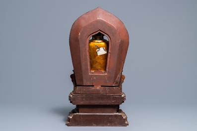 Een grote Chinese vergulde en ingelegd bronzen figuur van Zhenwu op verguld houten basis, Ming