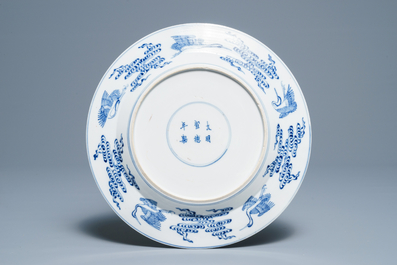 Een Chinese blauwwitte en ijzerrode schotel met '8 onsterfelijken', Xuande merk, 19e eeuw