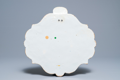 Een grote polychrome Delftse plaquette met een koppel bij een rivier, 18e eeuw