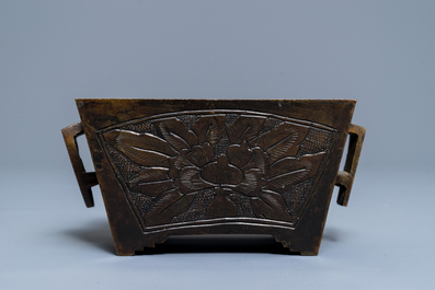 Un br&ucirc;le-parfum de forme rectangulaire en bronze, Chine, marque de Qianlong, 19&egrave;me