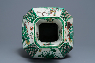 Un vase en porcelaine de Chine famille verte &agrave; d&eacute;cor de dragons, Kangxi