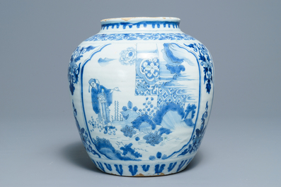 Een blauwwitte Delftse pot met chinoiserie decor, eind 17e eeuw