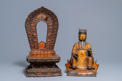 Een grote Chinese vergulde en ingelegd bronzen figuur van Zhenwu op verguld houten basis, Ming