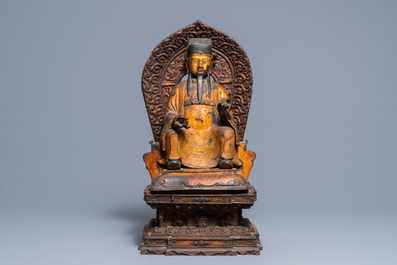 Een grote Chinese vergulde en ingelegd bronzen figuur van Zhenwu op verguld houten basis, Ming