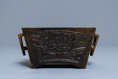 Un br&ucirc;le-parfum de forme rectangulaire en bronze, Chine, marque de Qianlong, 19&egrave;me