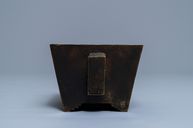 Un br&ucirc;le-parfum de forme rectangulaire en bronze, Chine, marque de Qianlong, 19&egrave;me