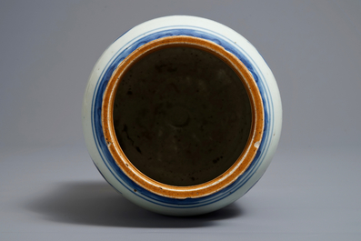 Een Chinese blauwwitte vaas met wolken en vlammende parels, Transitie periode