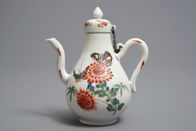 Une verseuse couverte en porcelaine de Chine famille rose, marque et &eacute;poque de Yongzheng