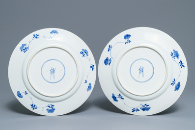 Een paar Chinese blauwwitte schotels met vogels en bloemen, Kangxi