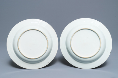 Une paire d'assiettes armori&eacute;es en porcelaine de Chine grisaille et dor&eacute;e &agrave; fond capucin, Qianlong