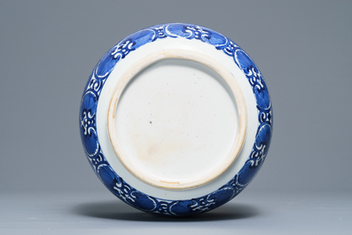 Een grote Chinese blauwwitte dekselkom met floraal decor, Kangxi