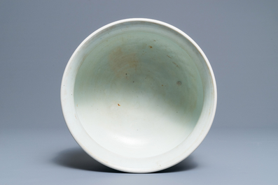 Een Chinese blauwwitte wierookbrander met decor van antiquiteiten, Kangxi
