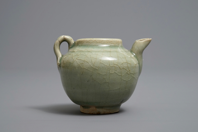 Une th&eacute;i&egrave;re ou verseuse en porcelaine de Chine c&eacute;ladon, Song/Yuan