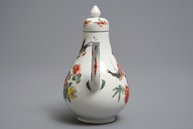 Une verseuse couverte en porcelaine de Chine famille rose, marque et &eacute;poque de Yongzheng