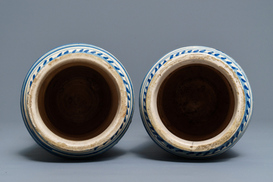 Een paar blauwwitte Italiaanse majolica 'a foglie' albarelli, 17e eeuw