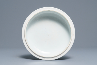 Een grote Chinese blauwwitte dekselkom met floraal decor, Kangxi
