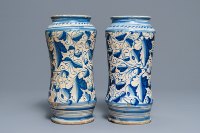 Een paar blauwwitte Italiaanse majolica 'a foglie' albarelli, 17e eeuw