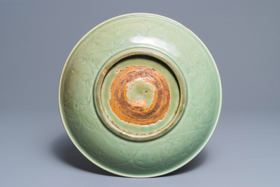 Un plat en porcelaine de Chine c&eacute;ladon de Longquan &agrave; d&eacute;cor incis&eacute;, Ming