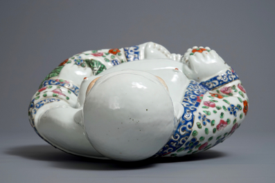 Een Chinese famille rose figuur van Boeddha, 19/20e eeuw