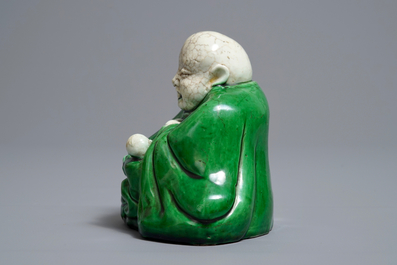 Une figure de Bouddha au gar&ccedil;on en biscuit &eacute;maill&eacute; vert, Chine, Kangxi