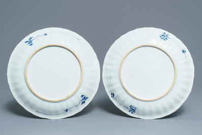 Een paar Chinese blauwwitte 'Romance of the Western chamber' plooischotels, Kangxi