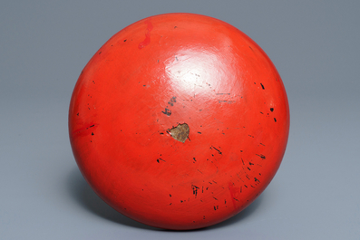 A Chinese cinnabar lacquer dish with floral design, 18/19th C.