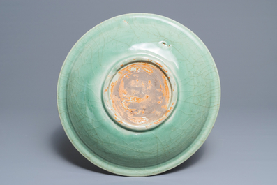 Un grand plat en porcelaine de Chine c&eacute;ladon-vert de Zhejiang, Ming
