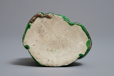 Une figure de Bouddha au gar&ccedil;on en biscuit &eacute;maill&eacute; vert, Chine, Kangxi