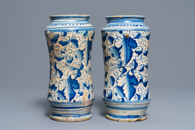 Een paar blauwwitte Italiaanse majolica 'a foglie' albarelli, 17e eeuw