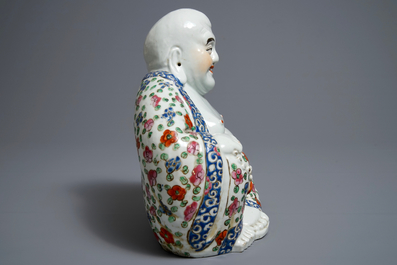 Een Chinese famille rose figuur van Boeddha, 19/20e eeuw
